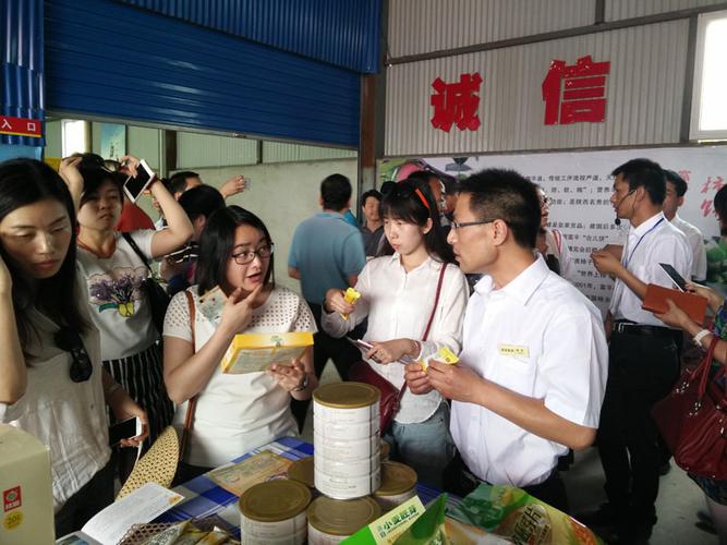 来自全国网络媒体陕西行的记者来到渭南市富平县参观农产品销售基地